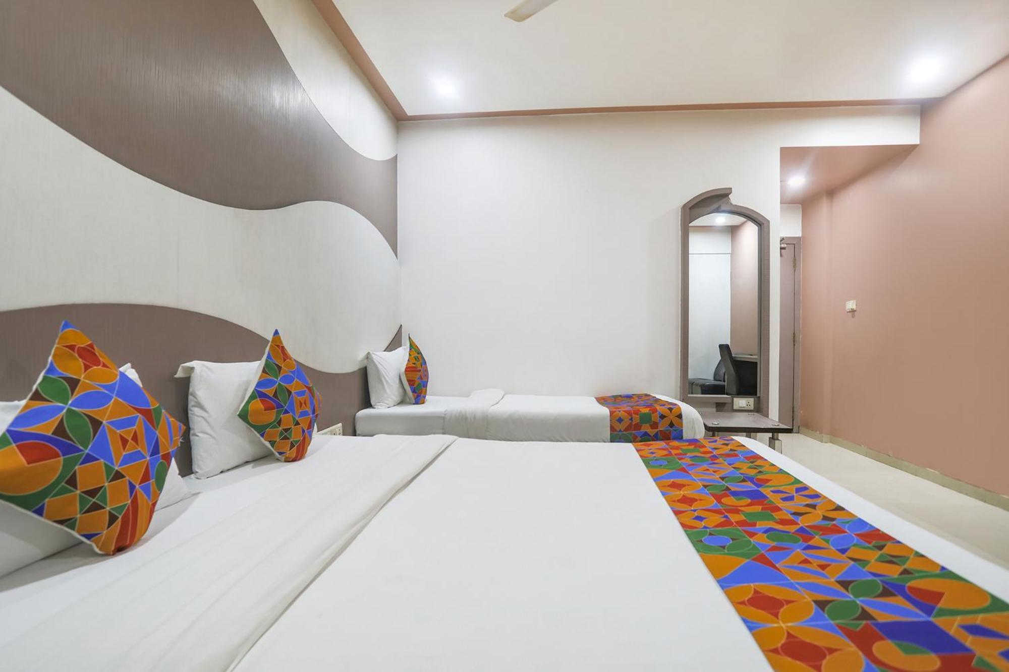 Hotel Merit Surat Luaran gambar