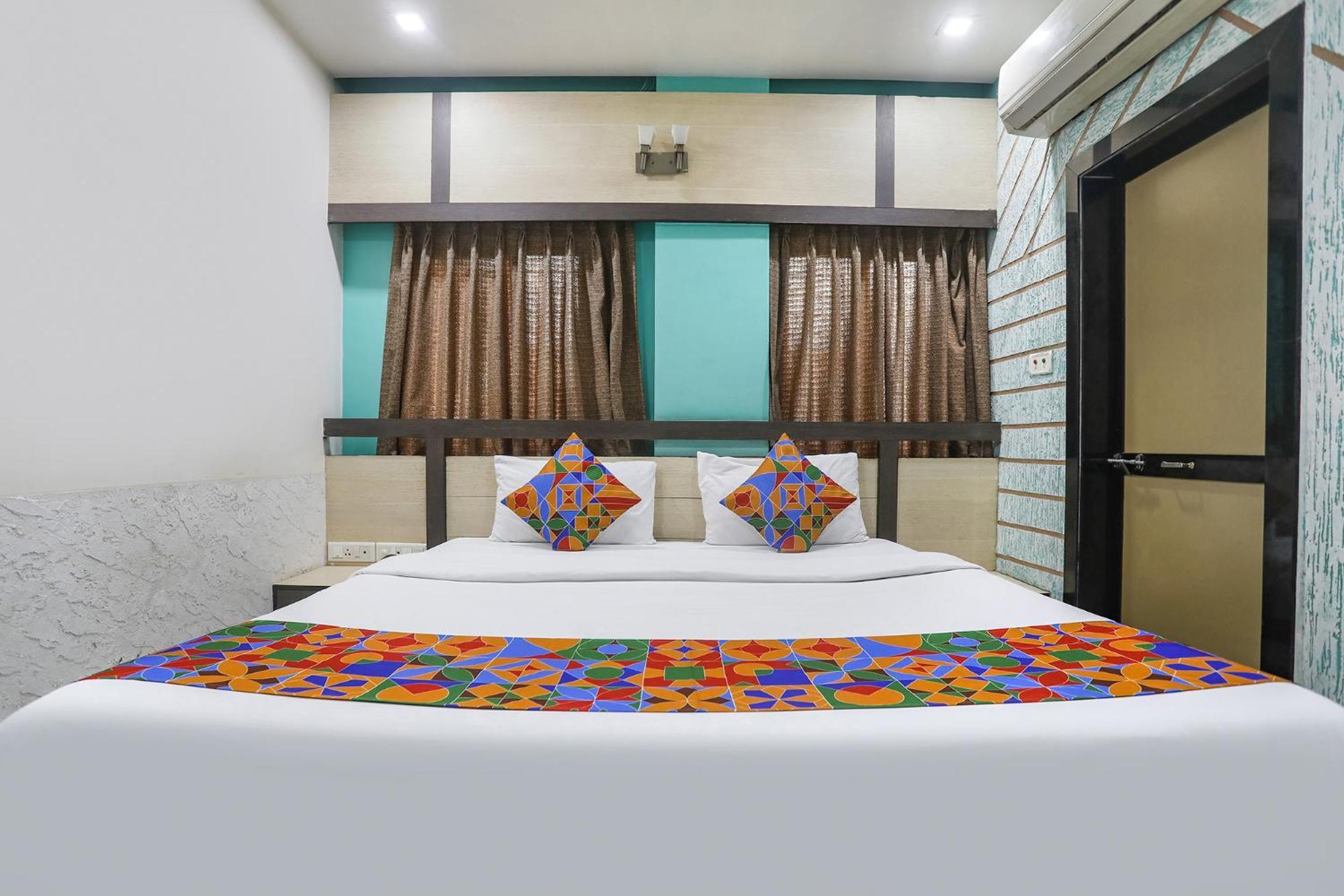 Hotel Merit Surat Luaran gambar