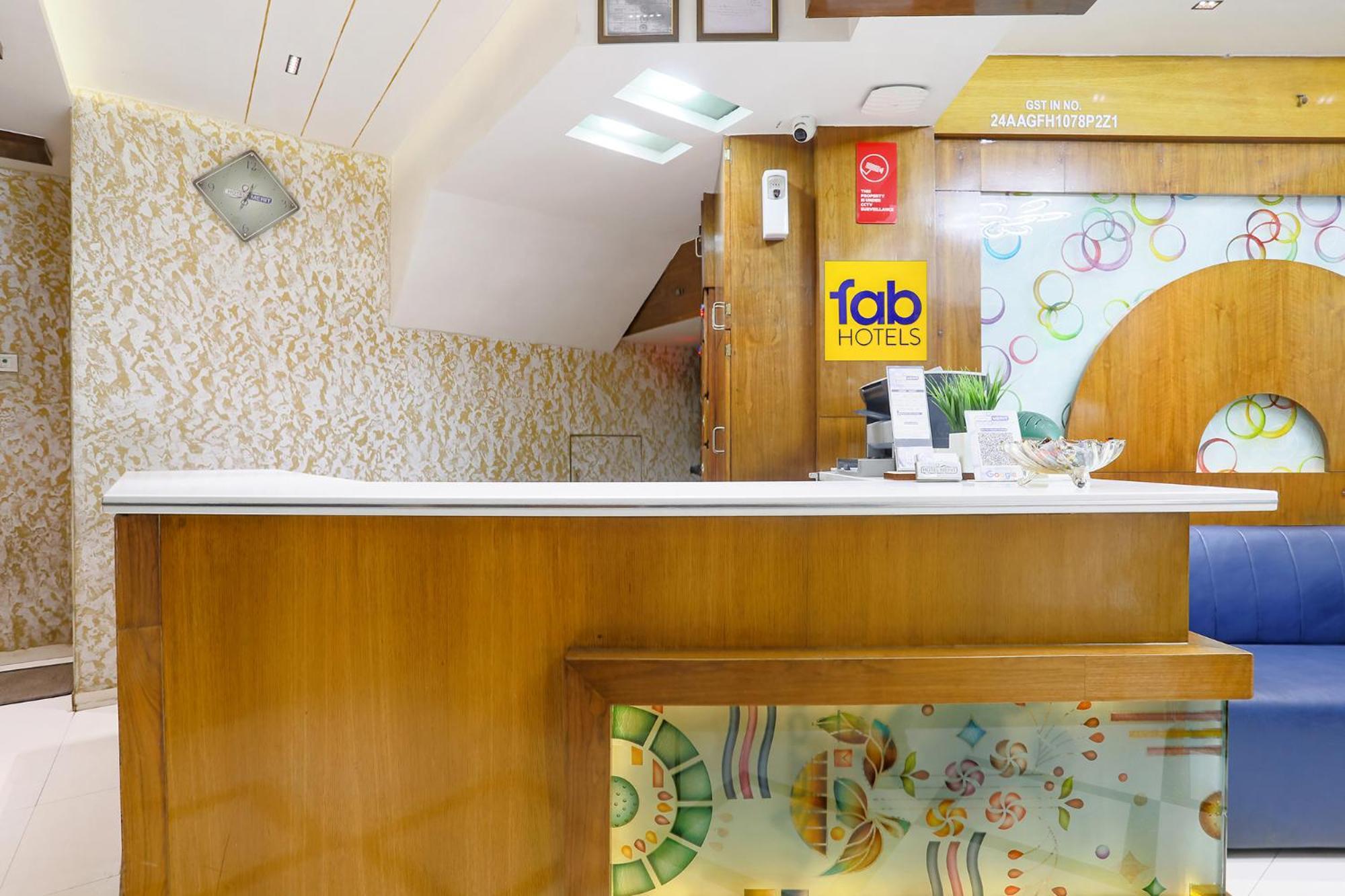 Hotel Merit Surat Luaran gambar