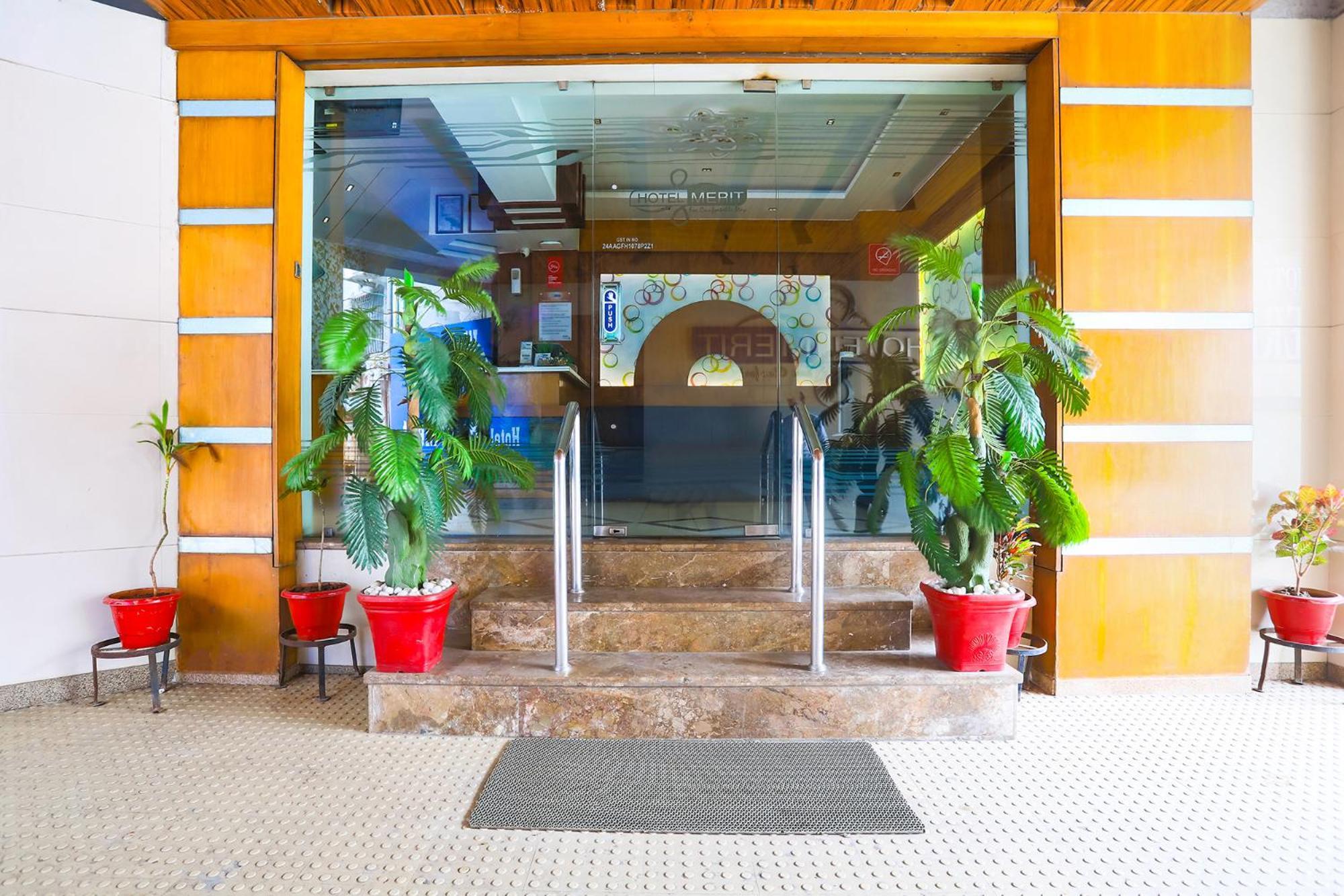 Hotel Merit Surat Luaran gambar