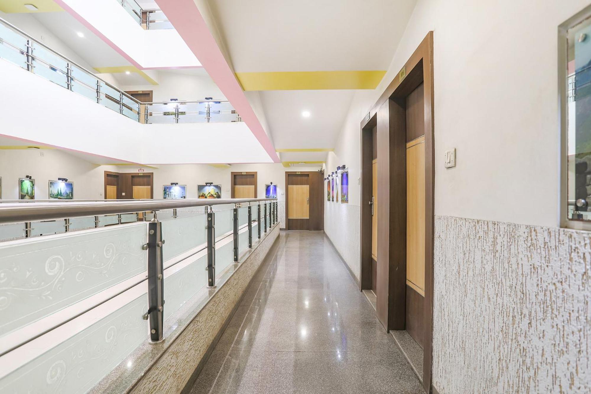 Hotel Merit Surat Luaran gambar